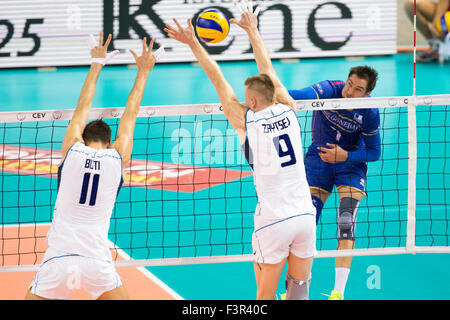 Turin, Italien. 11. Oktober 2015. Tillie (7), spikes außen-Spiker den Ball während CEV Volleyball EM-Pool B-Spiel zwischen Frankreich und Italien in Torino Palavela Arena. Bildnachweis: Mauro Ujetto/Pacific Press/Alamy Live-Nachrichten Stockfoto