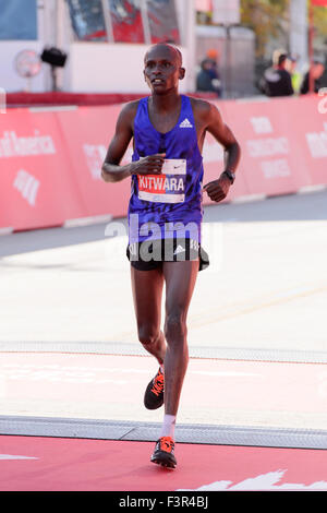 Sammy Kitwara Kenia überquert die Ziellinie, während die 2015 Bank of America Chicago Marathon am 11. Oktober 2015. Stockfoto