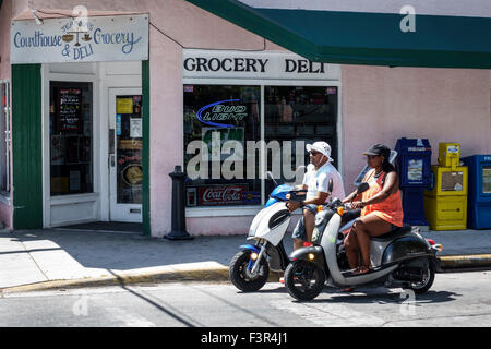 Key West Florida, Keys, Whitehead Street, Schwarze Afrikanische Afrikaner ethnische Minderheit, Afro-Amerikaner, Erwachsene Erwachsene Mann Männer männlich, Frau Frauen weibliche Dame, c Stockfoto