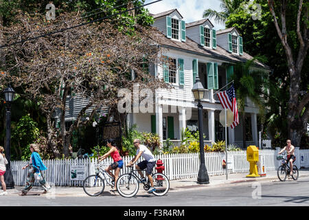 Key West Florida, Keys, Altstadt, Audubon House & Tropical Gardens, außen Erwachsene Erwachsene Frau Frauen weibliche Dame, Mann Männer männlich, Paar, Reiten, Radfahren Stockfoto