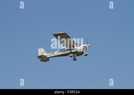 Einzigen motorisierten Leichtflugzeug nur nach dem Start von Wolverhampton Halfpenny grüner Flughafen. UK Stockfoto