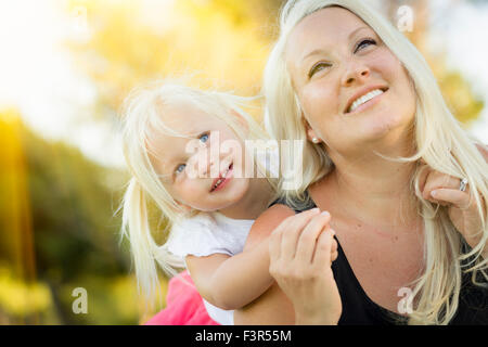 Hübsche Mutter und kleine Mädchen Spaß zusammen in der Wiese. Stockfoto