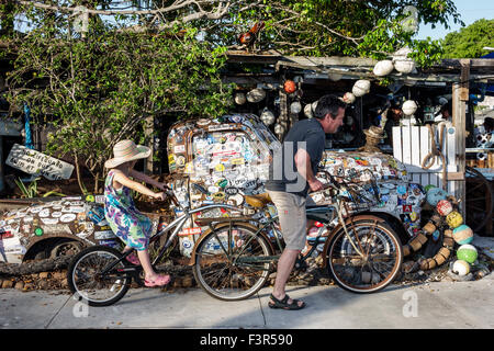 Key West Florida, Keys, Altstadt, Mann Männer männlich, Vater, Mädchen, junge, weibliche Kinder Kinder Kinder, Tochter, Tandem, Fahrrad für zwei gebaut 2, Reiten, F Stockfoto