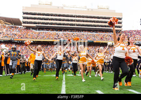 10. Oktober 2015: Tennessee Volunteers Cheerleader laufen durch die Kraft T vor dem NCAA Football-Spiel zwischen der Universität von Tennessee Volunteers und Georgia Bulldogs im Neyland Stadium in Knoxville, TN Tim Gangloff/CSM Stockfoto