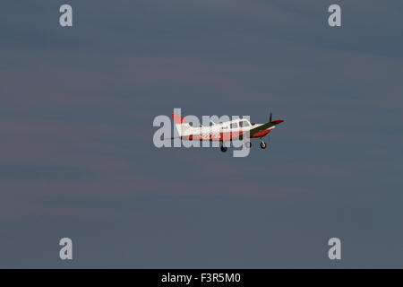 Kleinflugzeug kurz nach dem Start von Wolverhampton Halfpenny grüner Flughafen. UK Stockfoto