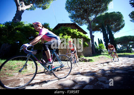 Rom, Italien. 11. Oktober 2015. Radfahrer auf dem Kopfsteinpflaster der alten Via Appia während der historischen Radsport-Event "Granfondo Campagnolo Rom" in Rom, Italien, am 11. Oktober 2015. Die Veranstaltung lockte 5200 Radfahrer aus 40 Ländern und Regionen. Radfahrer gestartet vom Kolosseum entfernt, Symbol der ewigen Stadt, Radfahren zu historischen Sehenswürdigkeiten im antiken Rom, des Flusses Tiber und Venedig Platz, und reiste zu den römischen Hügeln. Schließlich fuhren sie vorbei an den Pflastersteinen der antiken Via Appia, die Ziellinie zu überqueren. Bildnachweis: Jin Yu/Xinhua/Alamy Live-Nachrichten Stockfoto