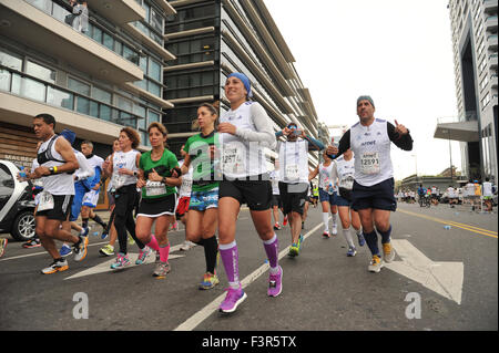 Buenos Aires, Argentinien. 11. Oktober 2015. Konkurrenten führen in den traditionellen Buenos Aires Marathon in Buenos Aires, Argentinien, am 11. Oktober 2015. Bildnachweis: Alfredo Luna/TELAM/Xinhua/Alamy Live-Nachrichten Stockfoto