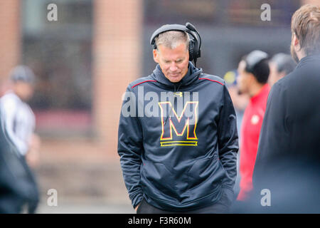 College Park, MD, USA. 3. Oktober 2015. Maryland Terrapins Cheftrainer Randy Edsall Spaziergänge auf der Seitenlinie während der NCAA Football-Spiel zwischen Maryland Terrapins und der Michigan Stadium Byrd in College Park MD. Kenia Allen/CSM/Alamy Live-Nachrichten Stockfoto