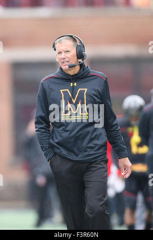 College Park, MD, USA. 3. Oktober 2015. Maryland Terrapins Cheftrainer Randy Edsall von der Seitenlinie während der NCAA Football-Spiel zwischen Maryland Terrapins und der Michigan Stadium Byrd in College Park MD zusieht. Kenia Allen/CSM/Alamy Live-Nachrichten Stockfoto