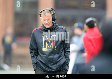 College Park, MD, USA. 3. Oktober 2015. Maryland Terrapins Kopf Trainer Randy Edsall an der Seitenlinie während der NCAA Football-Spiel zwischen Maryland Terrapins und der Michigan Stadium Byrd in College Park MD. Kenia Allen/CSM/Alamy Live-Nachrichten Stockfoto