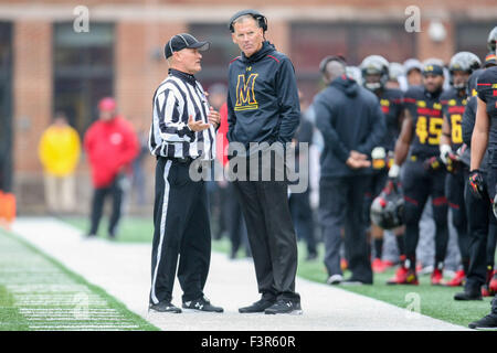 College Park, MD, USA. 3. Oktober 2015. Maryland Terrapins Trainer Randy Edsall erhält eine Erklärung von einem Beamten während der NCAA Football-Spiel zwischen Maryland Terrapins und der Michigan Stadium Byrd in College Park MD. Kenia Allen/CSM/Alamy Live-Nachrichten Stockfoto