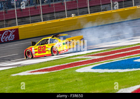 Concord, NC, USA. 11. Oktober 2015. Concord, NC - 11. Oktober 2015: Joey Logano (22) feiert mit einem Burnout nach dem Gewinn der Bank of America 500 auf dem Charlotte Motor Speedway in Concord, North Carolina. Bildnachweis: Csm/Alamy Live-Nachrichten Stockfoto