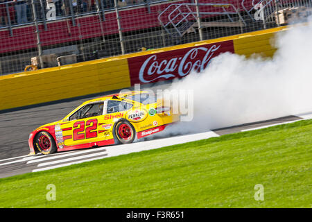 Concord, NC, USA. 11. Oktober 2015. Concord, NC - 11. Oktober 2015: Joey Logano (22) feiert mit einem Burnout nach dem Gewinn der Bank of America 500 auf dem Charlotte Motor Speedway in Concord, North Carolina. Bildnachweis: Csm/Alamy Live-Nachrichten Stockfoto