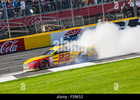 Concord, NC, USA. 11. Oktober 2015. Concord, NC - 11. Oktober 2015: Joey Logano (22) feiert mit einem Burnout nach dem Gewinn der Bank of America 500 auf dem Charlotte Motor Speedway in Concord, North Carolina. Bildnachweis: Csm/Alamy Live-Nachrichten Stockfoto