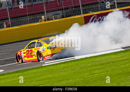 Concord, NC, USA. 11. Oktober 2015. Concord, NC - 11. Oktober 2015: Joey Logano (22) feiert mit einem Burnout nach dem Gewinn der Bank of America 500 auf dem Charlotte Motor Speedway in Concord, North Carolina. Bildnachweis: Csm/Alamy Live-Nachrichten Stockfoto