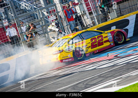 Concord, NC, USA. 11. Oktober 2015. Concord, NC - 11. Oktober 2015: Joey Logano (22) feiert mit einem Burnout nach dem Gewinn der Bank of America 500 auf dem Charlotte Motor Speedway in Concord, North Carolina. Bildnachweis: Csm/Alamy Live-Nachrichten Stockfoto