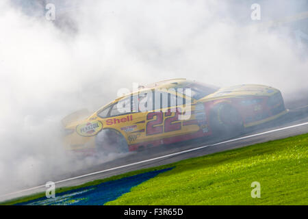 Concord, NC, USA. 11. Oktober 2015. Concord, NC - 11. Oktober 2015: Joey Logano (22) feiert mit einem Burnout nach dem Gewinn der Bank of America 500 auf dem Charlotte Motor Speedway in Concord, North Carolina. Bildnachweis: Csm/Alamy Live-Nachrichten Stockfoto