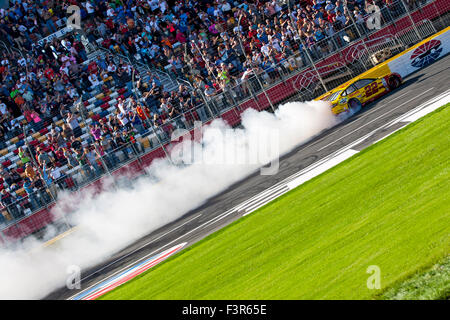 Concord, NC, USA. 11. Oktober 2015. Concord, NC - 11. Oktober 2015: Joey Logano (22) feiert mit einem Burnout nach dem Gewinn der Bank of America 500 auf dem Charlotte Motor Speedway in Concord, North Carolina. Bildnachweis: Csm/Alamy Live-Nachrichten Stockfoto