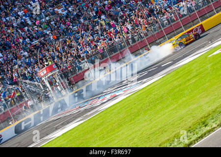 Concord, NC, USA. 11. Oktober 2015. Concord, NC - 11. Oktober 2015: Joey Logano (22) feiert mit einem Burnout nach dem Gewinn der Bank of America 500 auf dem Charlotte Motor Speedway in Concord, North Carolina. Bildnachweis: Csm/Alamy Live-Nachrichten Stockfoto