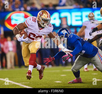 East Rutherford, New Jersey, USA. 11. Oktober 2015. die 49ers Runningback Carlos Hyde (28) versucht, Giants defensive End Kerry Wynn (72) in der ersten Hälfte während NFL Aktion zwischen den San Francisco 49ers und den New York Giants im MetLife Stadium in East Rutherford, New Jersey zu entziehen. Duncan Williams/CSM/Alamy Live-Nachrichten Stockfoto