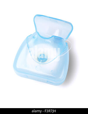 Zahnseide in Plastikbehälter auf weißem Hintergrund Stockfoto