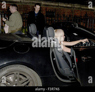 Lily Allen in ihrem Mercedes SL AMG Cabrio mit Geheimnismann ankommen und verlassen um 02:00 allein mit gesehen: Lily Allen Where: London, Vereinigtes Königreich bei: 11. August 2015 Stockfoto