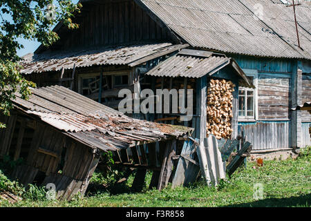 Holzhaus im Dorf zerstört. Stockfoto