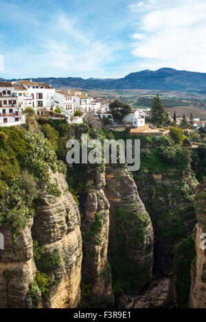 Spanien, Andalusien, Ronda, Verkürzung der Altstadt über die El Tajo-Schlucht Stockfoto