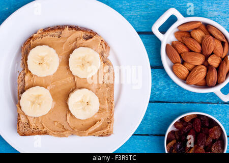 Erdnussbutter-Brot mit Banane Stockfoto