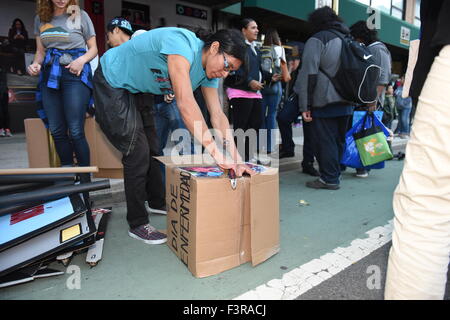 New York City, USA. 11. Oktober 2015. Montage Feld Zeichen auf 9th Avenue. Gefördert durch das Wäsche-Arbeiter-Center, versammelten sich Hunderte von B & H Photo Video Pro Audio Lagerarbeiter vor B & H Manhattan laden, gewerkschaftliche Organisation zu fördern. Bildnachweis: Andy Katz/Pacific Press/Alamy Live-Nachrichten Stockfoto