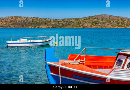 Angelboote/Fischerboote vor der Küste von Kreta, Mirabello-Bucht, Griechenland Stockfoto