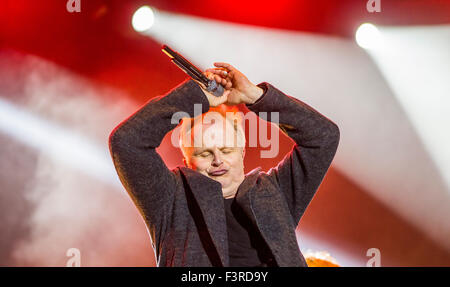 München, Deutschland. 11. Oktober 2015. Herbert Groenemeyer führt während der gratis "Thank You"-Konzert für Freiwillige, die in die andauernde Flüchtlingssituation in München, Deutschland, 11. Oktober 2015 unterstützen. Foto: Marc Müller/Dpa/Alamy Live News Stockfoto