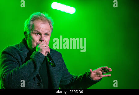 München, Deutschland. 11. Oktober 2015. Herbert Groenemeyer führt während der gratis "Thank You"-Konzert für Freiwillige, die in die andauernde Flüchtlingssituation in München, Deutschland, 11. Oktober 2015 unterstützen. Foto: Marc Müller/Dpa/Alamy Live News Stockfoto