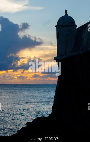 Historischen kolonialen Turm Detail der Festung Santa Maria Sonnenuntergang Silhouette in Barra, Salvador da Bahia Brasilien Stockfoto