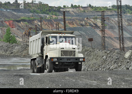 Region Poltawa, UKraine - 26. Juni 2010: Gesamtansicht des Standortes Eisenerz Tagebau mit einem Muldenkipper auf der Straße Stockfoto