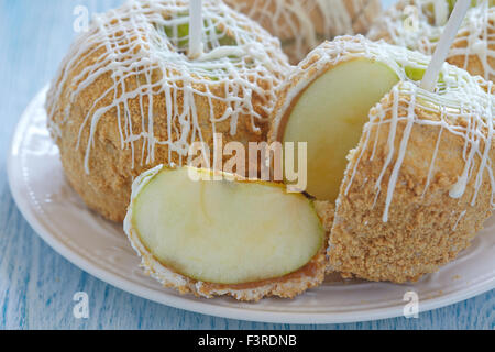 Caramel Apple mit weißer Schokolade überzogen Stockfoto