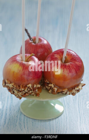 Äpfel mit Karamell Stockfoto