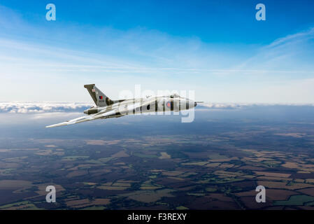 Darstellung der eine Avro Vulcan Deltaflügel strategischer Bomber am Himmel über der englischen Landschaft. Stockfoto