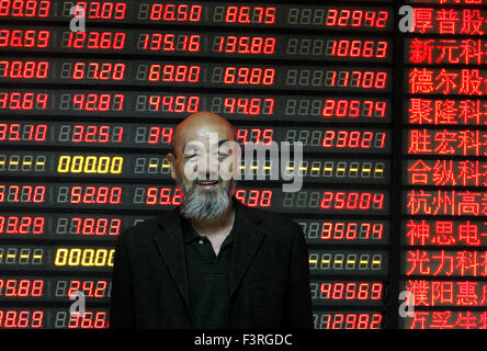 Ein Investor Watchs Schalttafel an einer Börse in Huaibei, Provinz Anhui, Ost-China am 12. Oktober 2015. Die CSI300-inde Stockfoto