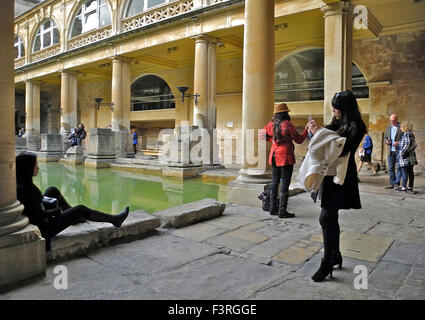 Die georgische Stadt Bath zieht ausländische Besucher oder Touristen, die endlosen fotografieren ihre Fahrt aufnehmen. Diese sind in dem Roman Baths Bath. Stockfoto