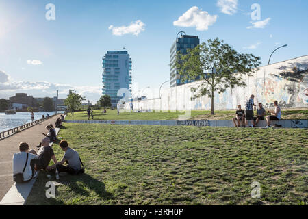 East Side Gallery auf dem Fluss Spree Promenade, Friedrichshain, Berlin, Deutschland Stockfoto