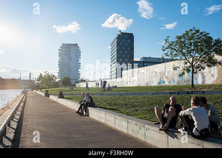 East Side Gallery auf dem Fluss Spree Promenade, Friedrichshain, Berlin, Deutschland Stockfoto