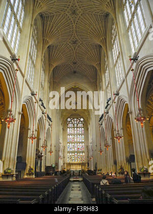 Bath Abbey Durchsicht der Chor auf dem Altar am Ostende der Kirche zeigt die Ventilator-gewölbte Decke von Robert und William Vertue. Es wurde im Jahre 1611 abgeschlossen. Stockfoto