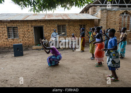 Traditioneller Tanz in einem Dorf Kirche, westlichen Tansania, Afrika Stockfoto