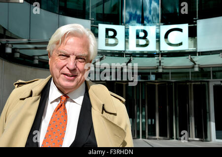 John Simpson CBE, World Affairs Editor von BBC News, außen neue Broadcasting House, London Stockfoto