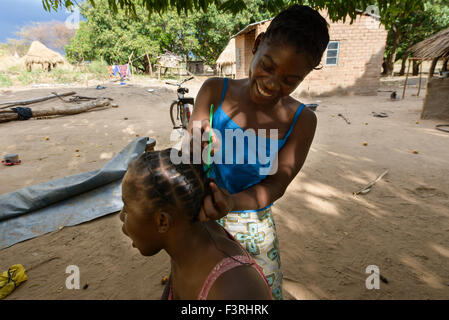 Traditionelle Friseur in einem Dorf, Sambia, Afrika Stockfoto