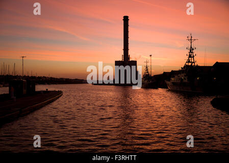 Sonnenaufgang über dem Shoreham Hafen und Kraftwerk Stockfoto