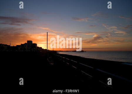 Sonnenaufgang über Brighton mit i360 Turm im Bau, Pier und Meer Stockfoto