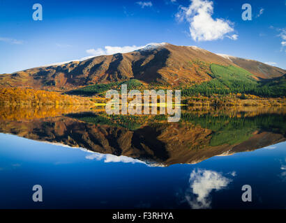 Skiddaw spiegelt sich in Bassenthwaite Lake Stockfoto