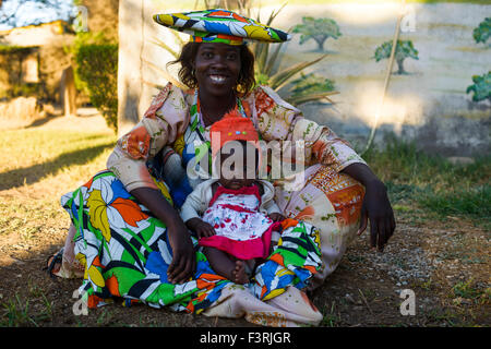 Mutter und Kind der Herero-Stammes, Kaokoland, Namibia, Afrika Stockfoto